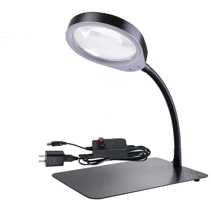 Lampe med forstørrelsesglas